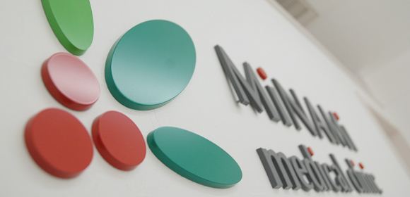 みなみクリニック看板